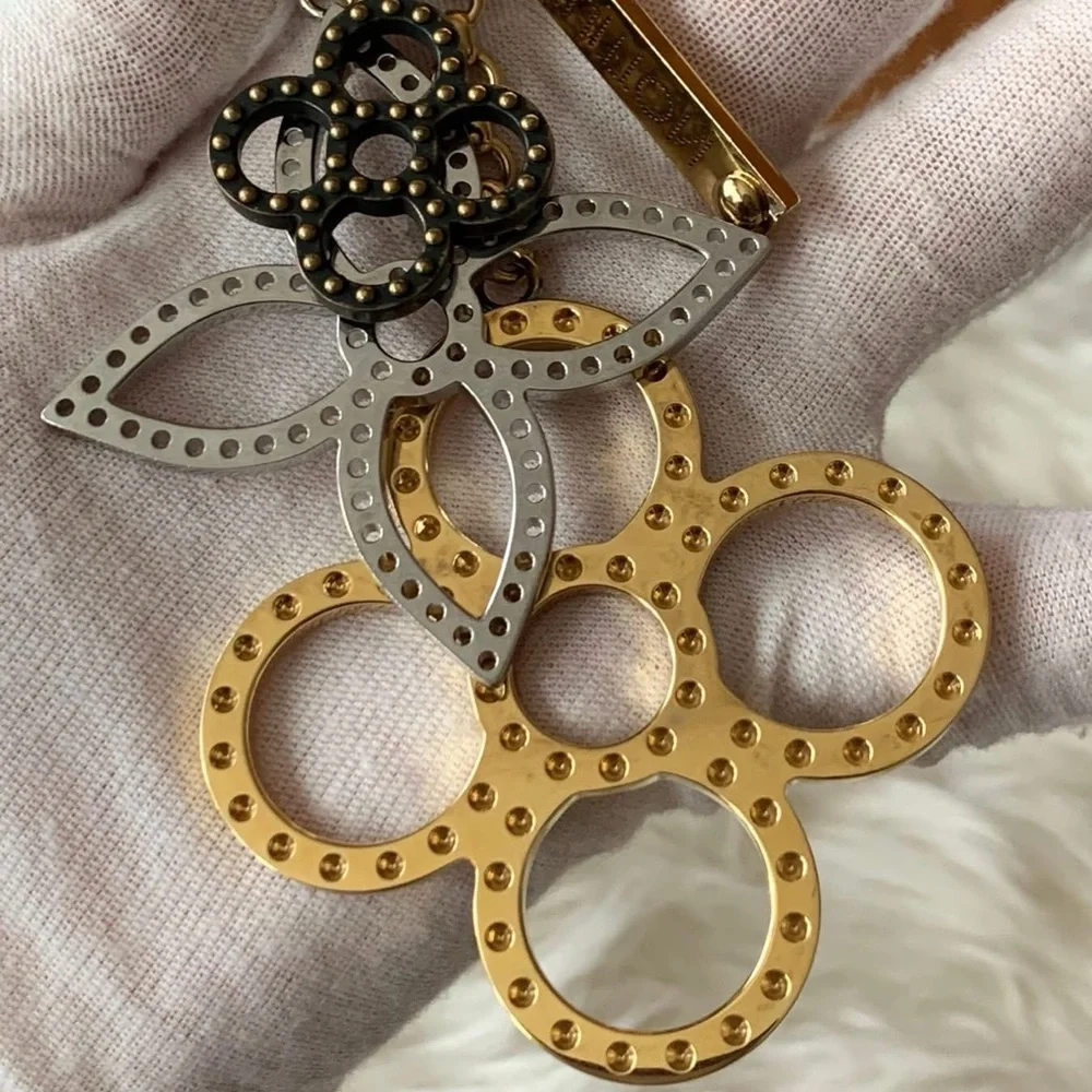 LV Fleur d’Épi Bag Charm / Key Holder ✨ - Picture 8 of 15